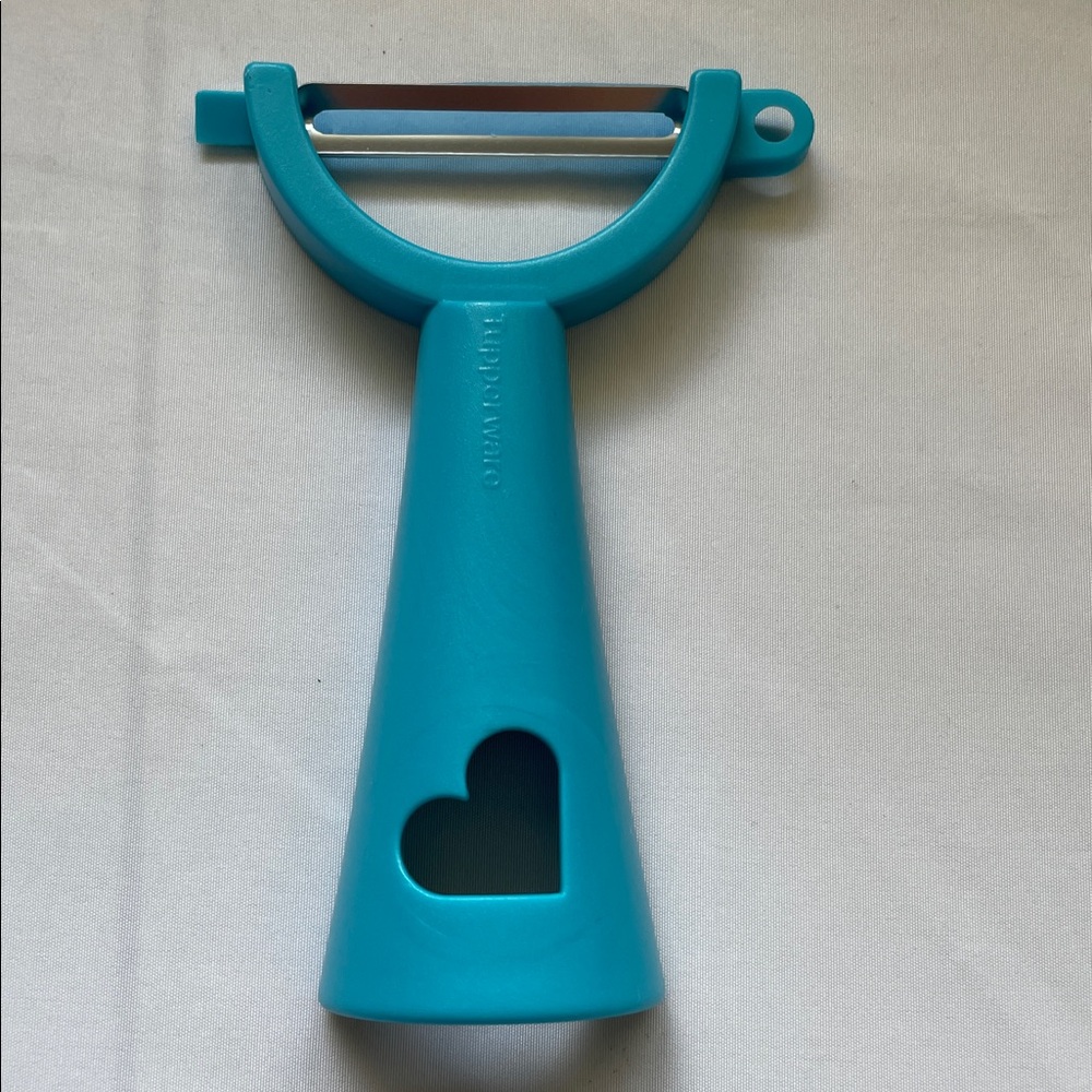 New Tupperware Universal Vegetable Potato Peeler blue heart